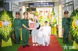 Trao quyết định của Bộ trưởng Bộ Quốc phòng truy thăng quân hàm sĩ quan trước thời hạn từ cấp bậc Thiếu tá lên Trung tá đối với đồng chí Trần Văn Tùng