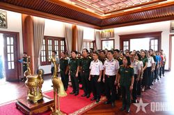 Lớp tập huấn cán bộ công đoàn toàn quân dâng hương tưởng niệm Chủ tịch Hồ Chí Minh và Đại tướng Võ Nguyên Giáp