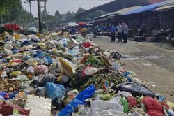 Rác thải tràn lan đường phố Bảo Lộc, do địa phương chưa tái ký hợp đồng với đơn vị xử lý