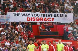Chùm ảnh: Những khoảnh khắc kịch tính trận derby Manchester