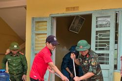 Nước lũ rút, trường học Quảng Trị khẩn trương vệ sinh, sẵn sàng đón học sinh trở lại