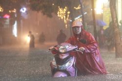 Mưa lũ gây ngập hàng trăm nhà, nhiều tuyến đường miền Trung tê liệt