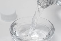 Dùng giấm trắng để lau kính chắn gió ô tô: Chuyên gia cảnh báo rủi ro