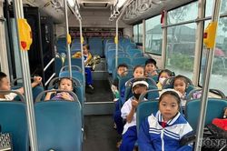 Tổ chức xe đưa đón học sinh sau khi phụ huynh phản đối sáp nhập điểm trường