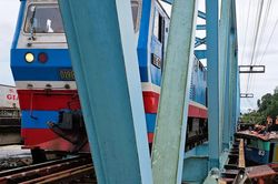 Khẩn trương xử lý sà lan mắc kẹt tại cầu đường sắt Mỹ Chánh