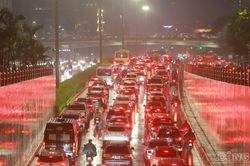 Mưa lớn giờ tan tầm, đường phố Hà Nội ùn tắc kéo dài