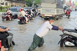 Triều cường gây ngập sâu, người dân Cần Thơ vất vả đi lại sáng đầu tuần