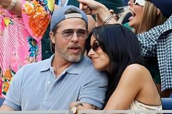 Khán giả vây kín Brad Pitt và bạn gái kém 29 tuổi