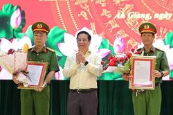 Khen thưởng lực lượng bắt đường dây buôn hơn 17.000 bao thuốc lá lậu