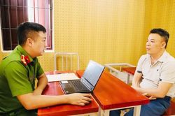 Giả danh lãnh đạo để 'can thiệp' vi phạm giao thông, rồi bắt tài xế chuyển tiền 'cảm ơn'