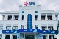 Khách bức xúc bị ngân hàng đột ngột trừ tiền đóng phí 'Bệnh lý nghiêm trọng'