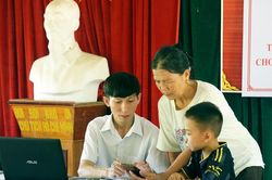 Cử nhân 9X bỏ việc lương 15 triệu về quê làm trưởng bản