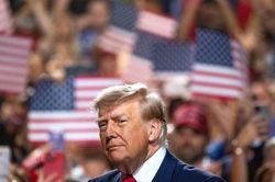 Ông Trump hứa tặng tiền sau bầu cử giữa kỳ Mỹ, 'cổ tức 5.000 USD' có khả thi?