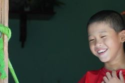 Cha khuyết tật, mẹ bệnh thận chăm con trai 8 tuổi bại não