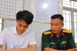 Sinh viên năm 4 Trường Đại học Tây Nguyên tình nguyện viết đơn nhập ngũ
