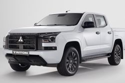 Mitsubishi Triton bổ sung bản 4WD AT Premium, cạnh tranh với Ford Ranger XLS 4x4