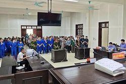 Xét xử nhóm bị cáo đánh bạc trên tàu cá ở Vịnh Hạ Long