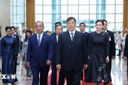 Nhà vua Vương quốc Thái Lan và Hoàng hậu đến Hà Nội, bắt đầu thăm Việt Nam