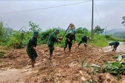 Huy động lực lượng xử lý các điểm sạt lở, khơi thông tuyến đường