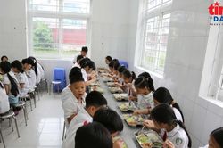 Làm rõ việc 'thịt gà có mùi lạ' trong bữa ăn tại trường học ở Hà Nội