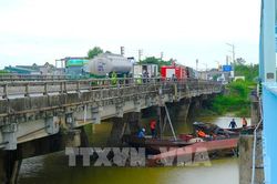 Giải cứu thành công sà lan mắc kẹt, bảo đảm an toàn cầu Mỹ Chánh
