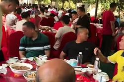 Trường đại học bày hơn 600 bàn tiệc, đãi miễn phí tân sinh viên và phụ huynh