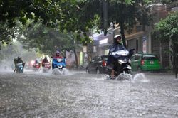 Mưa dông đang mở rộng ở Hà Nội, loạt khu vực được cảnh báo