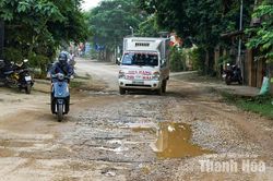 Người dân chật vật lưu thông qua Tỉnh lộ 523 xuống cấp