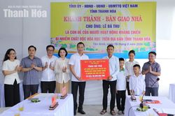 Chủ tịch UBND tỉnh Tô Anh Dũng trao kinh phí hỗ trợ và bàn giao nhà cho các gia đình chính sách