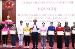 Châu Thành chi hơn 138 triệu đồng khen thưởng các gia đình sinh đủ 2 con trước 35 tuổi