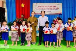 Trao hỗ trợ trị giá 120 triệu đồng cho học sinh xã Phú Hòa và Định Mỹ