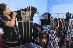 Đưa sản phẩm thổ cẩm lên mạng