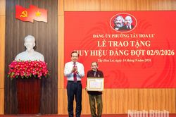 Đảng ủy phường Tây Hoa Lư tổ chức Lễ trao tặng Huy hiệu Đảng cho đảng viên