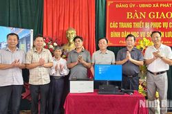 Bàn giao các trang thiết bị phục vụ công tác bình dân học vụ số xã Phát Diệm