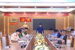 Khẩn trương xử lý 2 sà lan mắc kẹt tại cầu đường sắt Mỹ Chánh