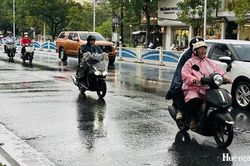 Cảnh báo dông lốc, sét và mưa lớn cục bộ
