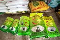 Khởi tố vụ hơn 7,7 tấn gạo mang nhãn hiệu ST25 không rõ nguồn gốc