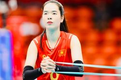 Thanh Thúy và Quang Kiệt cầm cờ cho Đoàn Thể thao Việt Nam tại ASIAD