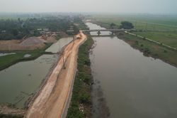 Khẩn trương thi công, hoàn thiện đê Tả Bùi
