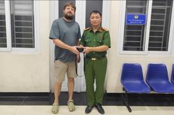 Công an xã Ứng Thiên trao trả máy ảnh thất lạc cho du khách Bỉ