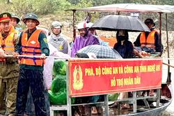 Bộ Công an và Công an Nghệ An hỗ trợ phà cho bà con vùng lũ chia cắt
