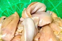 Kiểm tra bếp ăn bán trú, cha mẹ học sinh phát hiện thịt gà và tôm bốc mùi