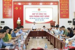 Vận động cán bộ, chiến sĩ gương mẫu đi đầu, chấp hành giải phóng mặt bằng dự án mỏ sắt Nà Rụa