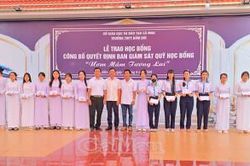 Trao 120 suất học bổng tiếp sức học sinh vượt khó