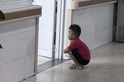 Cảnh tượng trước cửa phòng sinh khiến 2 triệu người dừng lại xem, lý do phía sau gây xúc động