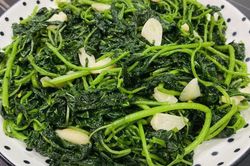 Từng mọc hoang ven đường, bờ ruộng, thứ rau nhiều người nhổ bỏ không thương tiếc nay thành đặc sản giá tới 70.000 đồng/kg