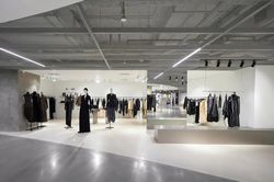 Khi mua hàng online chỉ cần một cú chạm, cửa hàng offline còn lý do gì để khách bước vào?