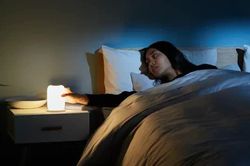 Để đèn ngủ cắm điện 24/24, gia đình nên lưu ý những điều này