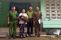 Công an xã Đông Thạnh vận động người dân giao nộp cá thể công Ấn Độ
