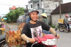 Xã Văn Hiến cấp phát gà giống cho hàng trăm hộ nghèo, cận nghèo hỗ trợ sinh kế